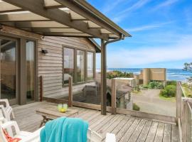 The Castle Rock Estate by AvantStay Steps From Arch Cape beach w Hot Tub Sauna, hotel v destinaci Arch Cape