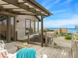 The Castle Rock Estate by AvantStay Steps From Arch Cape beach w Hot Tub Sauna