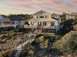 Lighthouse by AvantStay Beachfront View Home w Pool Table Ping Pong