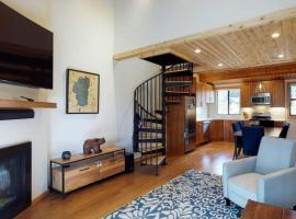 Sockeye by AvantStay Modern 2 BR Condo w Access to Northstar Resort Community, condo σε Kingswood Estates