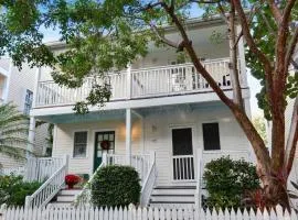 Gated Golf Community w Pool Prime Location Mins to Old Town Long-Term Stays