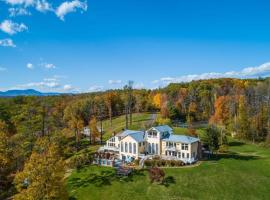 River House by AvantStay Historic Secluded Estate on the Hudson River w Pool Sleeps 24, hotel v destinaci Hudson