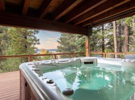 Redwood by AvantStay Secluded Cabin w Views Spa 5mins to NorthStar, hotel in Ponderosa Fairway Estates