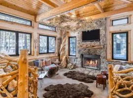 Base Camp by AvantStay Magical Cabin w Sauna Hot Tub Close to Snow Golf