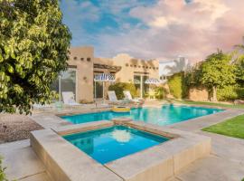 Pool Hot Tub Yard Games Chic Midcentury Design Painted Sand by AvantStay, hotel in Bermuda Dunes