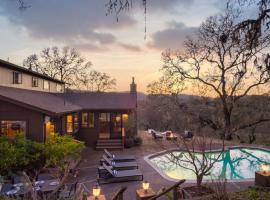 Gable by AvantStay Beautiful 3.5 Acre Oasis w Gorgeous Views Pool Hot Tub, hotel in Santa Rosa