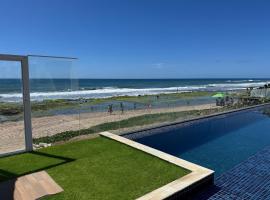 Triplex Pé na Areia - 03 suítes - tenha a praia como quintal!, hotel en Lauro de Freitas