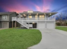 Boardwalk Bungalow Family Fun for All - Sleeps 10