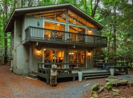 The Four Seasonal by AvantStay Hot Tub Spacious Deck Fire Pit, ξενοδοχείο σε Pocono Pines