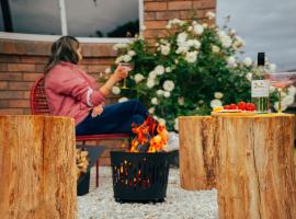 Hobart Family Retreat with Spa and Backyard Near Airport, ξενοδοχείο σε Sorell