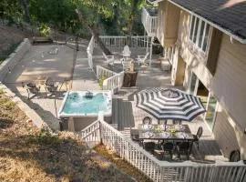 Hidden Oaks Farmhouse by AvantStay Hot Tub Deck