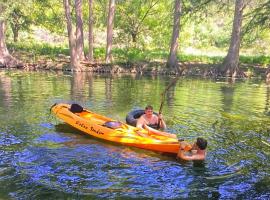 Swimming Hole, hotel i Leakey