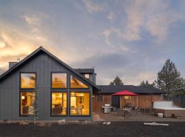 The Gem Estate by AvantStay Modern Farmhouse w Lavender Fields Hot Tub, ξενοδοχείο σε Sisters