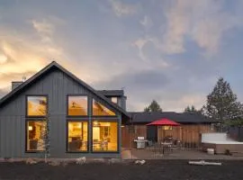 The Gem Estate by AvantStay Modern Farmhouse w Lavender Fields Hot Tub