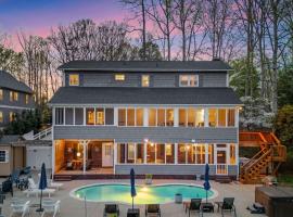 Sleeps 22 Lakefront w Private Dock Pool 2 Houses Lake Living by AvantStay, Hotel in Lake Norman of Catawba