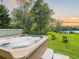 Waterside Haven by AvantStay Lakefront Hot Tub Game Room Fire Pit, hotel in Long Pond