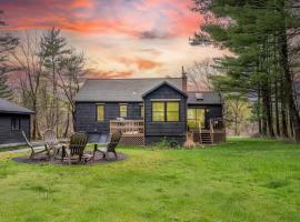 Charcoal Chalet by AvantStay A Design w Firepit, ξενοδοχείο σε New Paltz