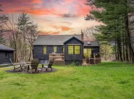 Charcoal Chalet by AvantStay A Design w Firepit
