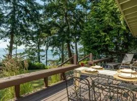 Mutiny Bay Waterfront Cabin by AvantStay Views