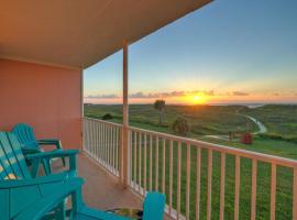 Beachfront Condo Prvt Balcony w View Pool Access Beach Happy by AvantStay, hótel í Port Aransas