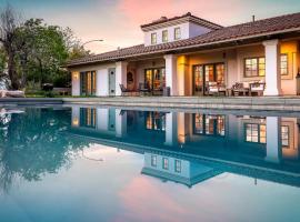 Wellsona Vineyard Retreat Pool Hot Tub Views Main Home Guest Home, hotel in Paso Robles