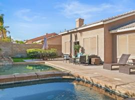 La Quinta Desert Haven Luxe Stay w Private Pool Hot Tub Pool Table，位于拉昆塔的酒店