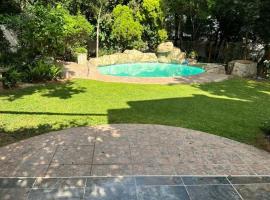 The House On Straight Avenue, hotel em Sandton