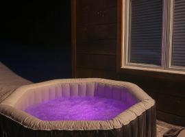 #90 Lakefront 3-bdrm Chalet in Muskoka, шале у місті Порт-Карлінг