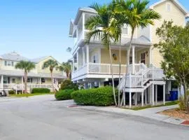 Coral Garden by AvantStay Great Location w Balcony Shared Pool