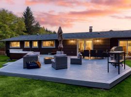 Lodge at Deception Pass by AvantStay Trails Hot Tub Walk to Cornet Bay, hotel i La Conner