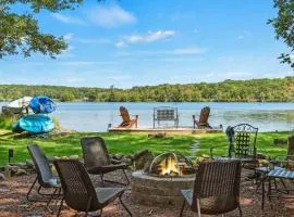 Lake Daze by AvantStay Lakefront w Modern Interior Enclosed Porch Hot Tub