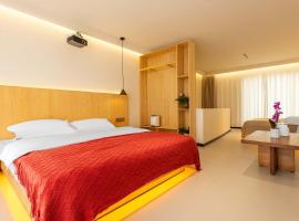 Shangri La Horizon View Hotel Dukezong Ancient City Branch located near the prayer wheel of the Great Buddha Temple, offers free high-speed train plane pick-up upon check-in，位于香格里拉的酒店