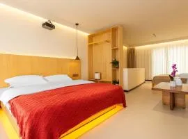 Shangri La Horizon View Hotel Dukezong Ancient City Branch located near the prayer wheel of the Great Buddha Temple, offers free high-speed train plane pick-up upon check-in