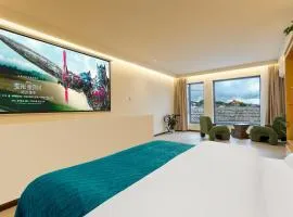 Shangri La Horizon View Hotel Dukezong Ancient City Branch located near the prayer wheel of the Great Buddha Temple, offers free high-speed train plane pick-up upon check-in