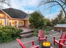 Valley of the Moon by AvantStay Tranquil Escape Large Yard w Hot Tub Fire Pit