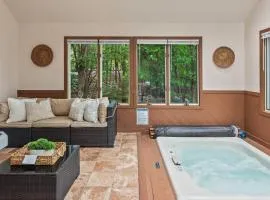 The Boulder Inn by AvantStay Indoor Hot Tub Game Room Outdoor Fire Pit