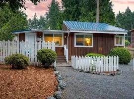 Cottage By The Bay by AvantStay 0.5mi to Beach