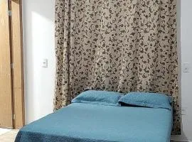 Quarto com frigobar e ar condicionado em Bombas