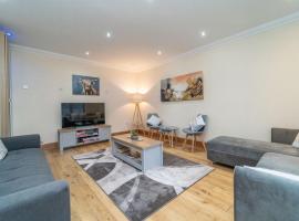 Family Friendly 3BR Townhouse with 6 Beds and Parking, Hotel in Edinburgh