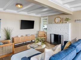 Waterfront Views Shared Dock Short Walk to Beach Shops Surf Edgewater B by AvantStay, levný hotel v destinaci Newport Beach