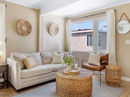 The Edgewater Condos by AvantStay Waterfront Views and Short Walk to Beach, caba&ntilde;a o casa de campo en Newport Beach