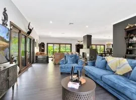 Black Cat Manor at B&W Estate