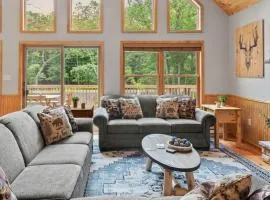 Bluejay Getaway by AvantStay Walk to Lake 7BDR Hot Tub Pool Table