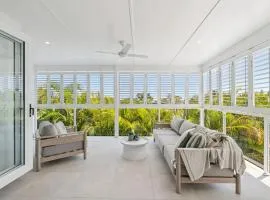 The Cheeky Palm - Beachy, enjoy a cheeky cocktail!