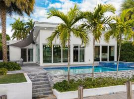 Luxury Waterfront Home w Pool Hot Tub Dock Near Las Olas Gulfstream, hotel in Fort Lauderdale