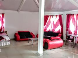 Ecotropicfarmhouse, hotel in Cerro Azul