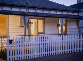 론서스턴에 위치한 온수 욕조가 있는 호텔 Entire Cozy Home near Stadium, Backyard & Parking