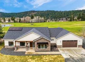 Luxury Ski & Golf 4BR Retreat w EV outlet Hot Tub, Hotel in Cle Elum