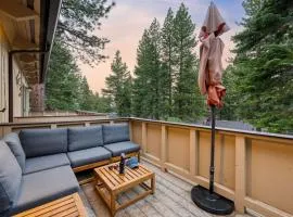 Ski Way by AvantStay Cozy Tahoe Home w Fireplace Balcony