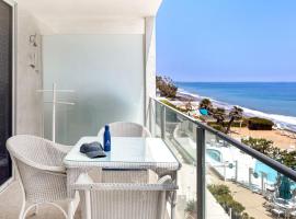 Oceanfront Gem w Balcony Pool Hot Tub Carbon Beach Access Bluewater Haven by AvantStay, hôtel à Malibu